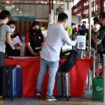 Đồng ringgit mất giá, lao động Malaysia ở Singapore hưởng lợi