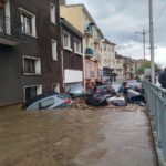 Ô tô nằm chất đống trên đường phố Pháp sau trận mưa kỷ lục