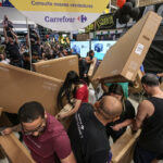 Người dân thế giới xếp hàng chờ mua đồ dịp Black Friday