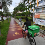 Singapore phạt nặng người đi xe đạp trên vỉa hè