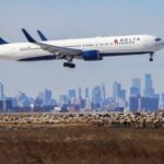 Trốn trong nhà vệ sinh máy bay để đi lậu từ Mỹ đến Pháp