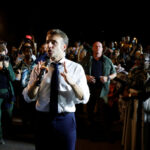 Tổng thống Macron bị người dân la ó khi thị sát hậu quả siêu bão