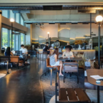 Quán cà phê ở Singapore bị tố đuổi khách ngồi quá 90 phút