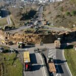 Nông dân Pháp lại biểu tình, lái máy kéo chặn đường đến Paris