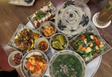 Mâm cơm Việt 1,3 triệu với canh cua, cà pháo vực dậy một nhà hàng ở Đức